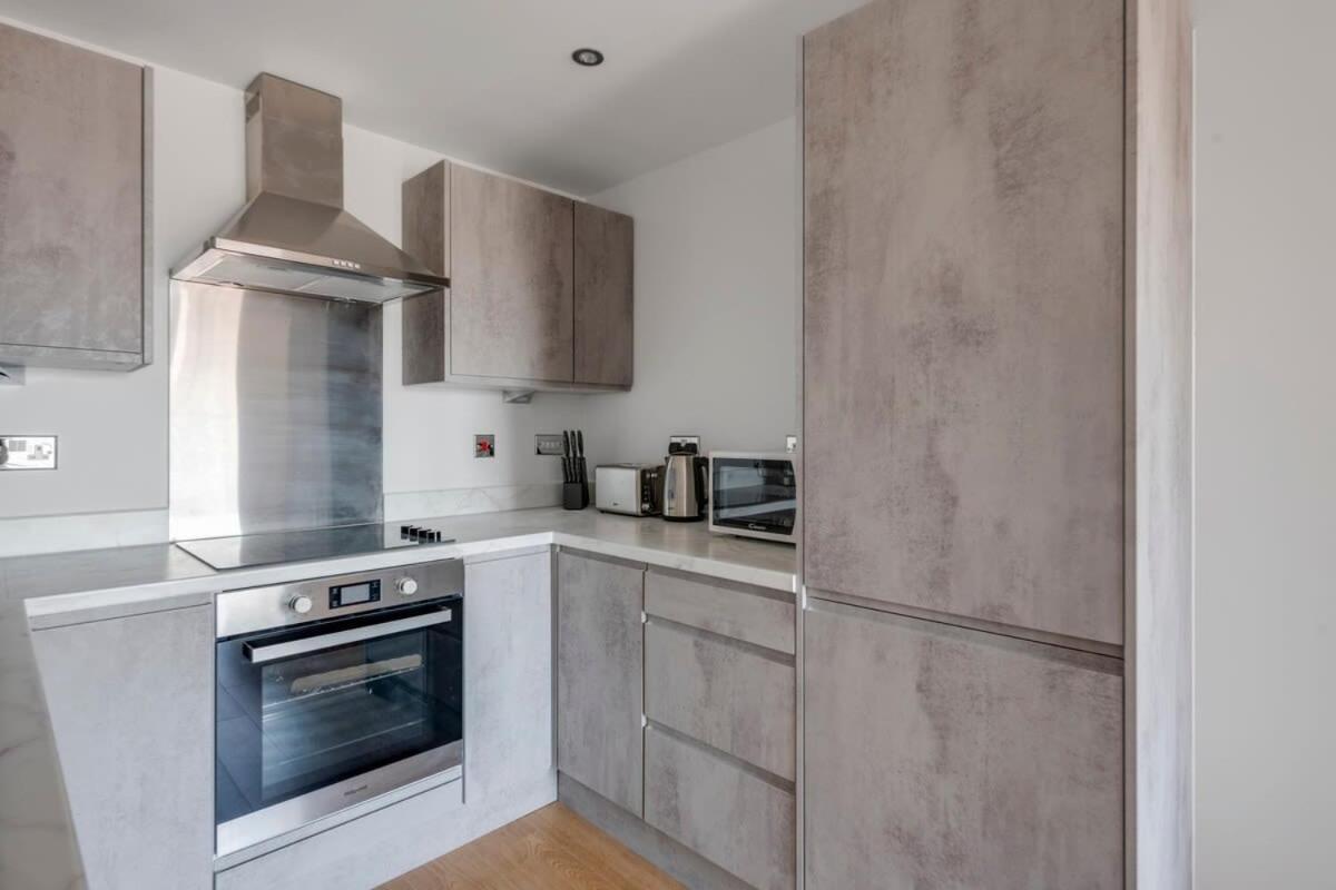 Spacious 1 Bedroom Apartment In A Converted Mill Лидс Экстерьер фото
